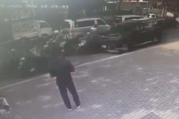 Detik-Detik Alphard Tabrak 15 Kendaraan di Surabaya Terekam CCTV, Sopir Dimassa Detik-Detik Alphard Tabrak 15 Kendaraan di Surabaya Terekam CCTV, Sopir Dimassa