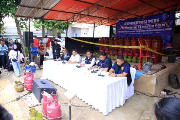 Bareskrim Polri Ungkap Penyalahgunaan LPG Subsidi, 910 Tabung Disita Bareskrim Polri Ungkap Penyalahgunaan LPG Subsidi, 910 Tabung Disita