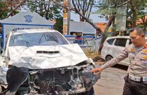 Kecelakaan Beruntun Fortuner Hantam 2 Motor dan Pikap di Pati, 1 Orang Tewas Kecelakaan Beruntun Fortuner Hantam 2 Motor dan Pikap di Pati, 1 Orang Tewas