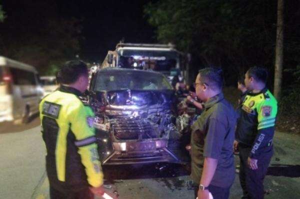 Mobil Alphard Kiai Anwar Zahid Ditabrak Truk di Bojonegoro, Polisi Ungkap Penyebabnya Mobil Alphard Kiai Anwar Zahid Ditabrak Truk di Bojonegoro, Polisi Ungkap Penyebabnya