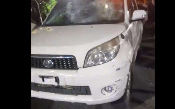 Mobil Perwira TNI Dirusak Massa Usai Tabrak Pemotor Wanita Mobil Perwira TNI Dirusak Massa Usai Tabrak Pemotor Wanita