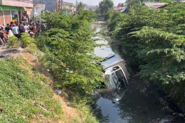 Kecelakaan Truk Muatan Rokok Tiba-Tiba Mundur Terjun ke Kali di Bekasi Sedalam 7 Meter Kecelakaan Truk Muatan Rokok Tiba-Tiba Mundur Terjun ke Kali di Bekasi Sedalam 7 Meter