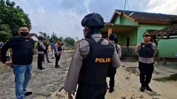 Penggerebekan Kampung Narkoba di Lampung Timur, 6 Orang Ditangkap dan Senpi Rakitan Disita Penggerebekan Kampung Narkoba di Lampung Timur, 6 Orang Ditangkap dan Senpi Rakitan Disita