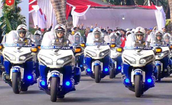 45 Motor Listrik Kawal Kirab Paskibraka, 15 Polisi Militer Wanita di Baris Terdepan 45 Motor Listrik Kawal Kirab Paskibraka, 15 Polisi Militer Wanita di Baris Terdepan