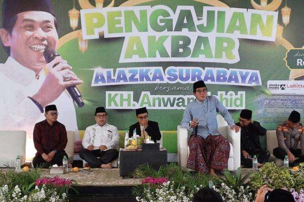 Ceramah di Sekolah Alazka, KH Anwar Zahid Minta Orang Tua Dampingi Anak Main HP Ceramah di Sekolah Alazka, KH Anwar Zahid Minta Orang Tua Dampingi Anak Main HP