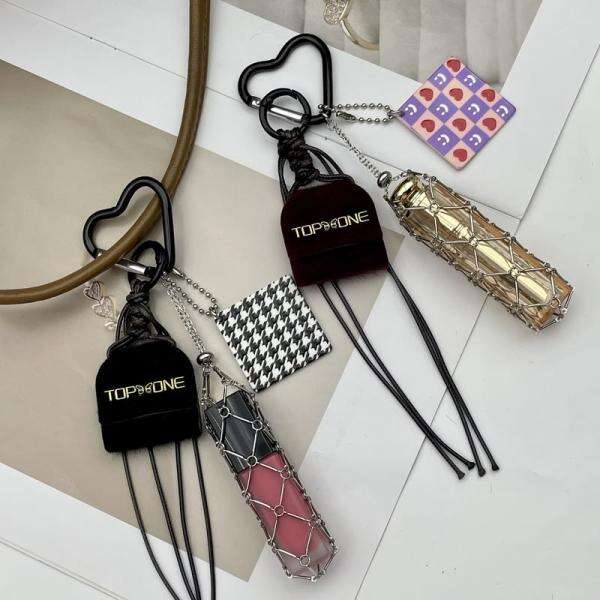 Tren Lip Balm Jadi Bag Charm, Enggak Ada Drama Bibir Kering! Tren Lip Balm Jadi Bag Charm, Enggak Ada Drama Bibir Kering!