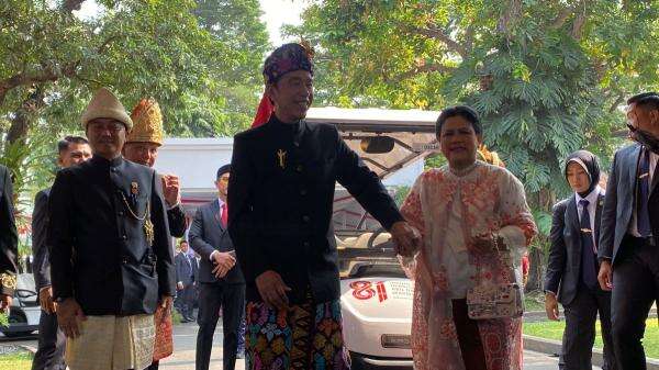 Jokowi Kenakan Baju Adat Bali Hadiri Upacara HUT ke-81 RI di Istana Jokowi Kenakan Baju Adat Bali Hadiri Upacara HUT ke-81 RI di Istana