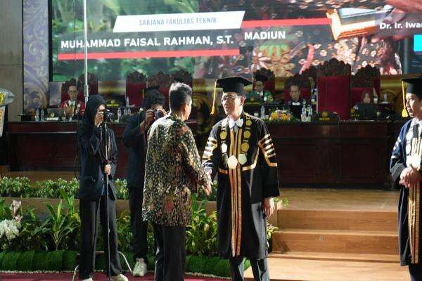 UNEJ Melepas Wisudawan Anumerta Muhammad Faisal Rahman di Wisuda Periode III UNEJ Melepas Wisudawan Anumerta Muhammad Faisal Rahman di Wisuda Periode III