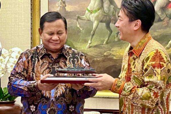 Menhan Jepang Beri Suvenir Kapal Perang Mikasa ke Prabowo, Begini Penampakannya Menhan Jepang Beri Suvenir Kapal Perang Mikasa ke Prabowo, Begini Penampakannya