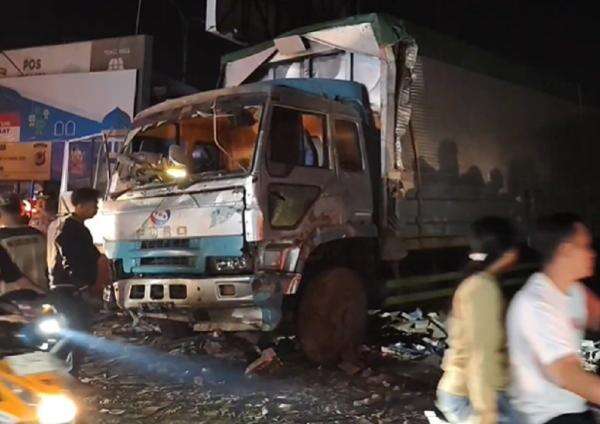 Kecelakaan Maut Truk Kontainer Tabrak 2 Warung di Cirebon, 1 Orang Tewas 2 Luka-Luka Kecelakaan Maut Truk Kontainer Tabrak 2 Warung di Cirebon, 1 Orang Tewas 2 Luka-Luka