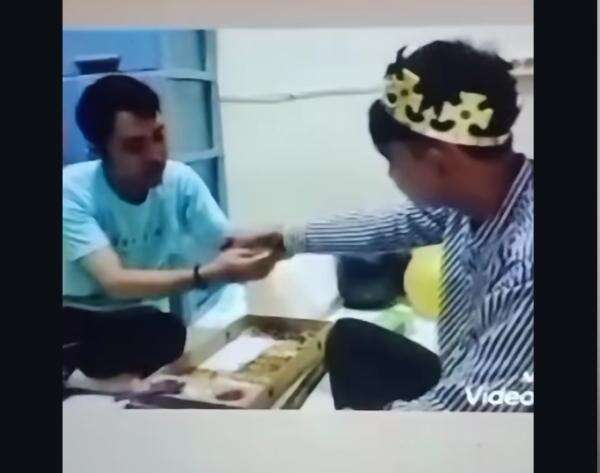Viral! Ayah Telantarkan Anak dan Istri demi Selingkuh dengan Sesama Jenis Viral! Ayah Telantarkan Anak dan Istri demi Selingkuh dengan Sesama Jenis