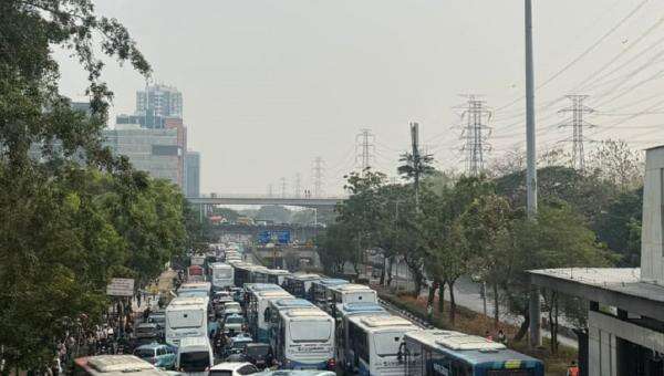 Macet Horor di Cawang, Butuh Berjam-jam ke Exit Tol Cawang Macet Horor di Cawang, Butuh Berjam-jam ke Exit Tol Cawang