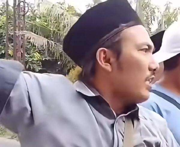 Pria yang Bawa Golok Bubarkan Ibadah GKPI Rajeg Ditetapkan Tersangka Pria yang Bawa Golok Bubarkan Ibadah GKPI Rajeg Ditetapkan Tersangka