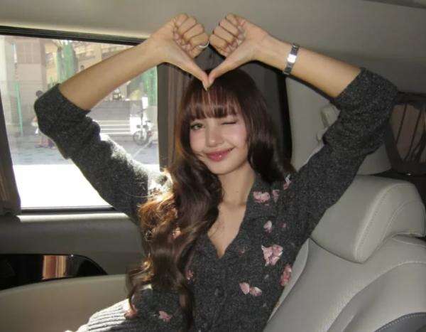 Lisa BLACKPINK Viral karena Tutup Pintu Mobil di Paris Fashion Week, Dianggap Tak Sopan Lisa BLACKPINK Viral karena Tutup Pintu Mobil di Paris Fashion Week, Dianggap Tak Sopan