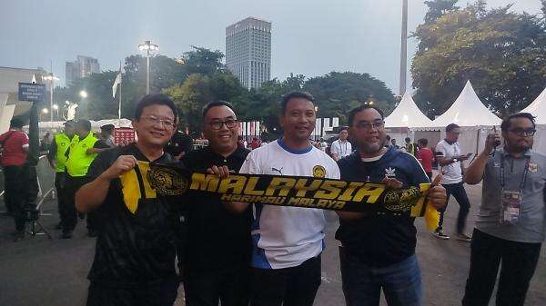 Suporter Malaysia Pede Tim Kesayangan Hancurkan Timnas Indonesia di SUGBK Suporter Malaysia Pede Tim Kesayangan Hancurkan Timnas Indonesia di SUGBK