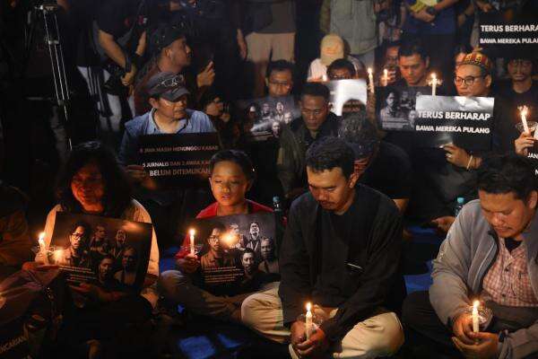 Momen Doa Bersama PFI Jakarta untuk Keselamatan 5 Jurnalis Hilang Kontak di Perairan Gunung Anak Krakatau Momen Doa Bersama PFI Jakarta untuk Keselamatan 5 Jurnalis Hilang Kontak di Perairan Gunung Anak Krakatau