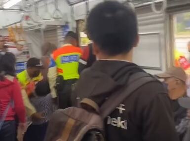 Viral! Ibu-Ibu Diturunkan dari KRL Gara-Gara Ribut Usai Gantung Payung di Handgrip Viral! Ibu-Ibu Diturunkan dari KRL Gara-Gara Ribut Usai Gantung Payung di Handgrip