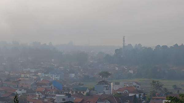 Kabut Asap Selimuti Bukittinggi, Sekolah Wajibkan Siswa dan Guru Gunakan Masker Kabut Asap Selimuti Bukittinggi, Sekolah Wajibkan Siswa dan Guru Gunakan Masker