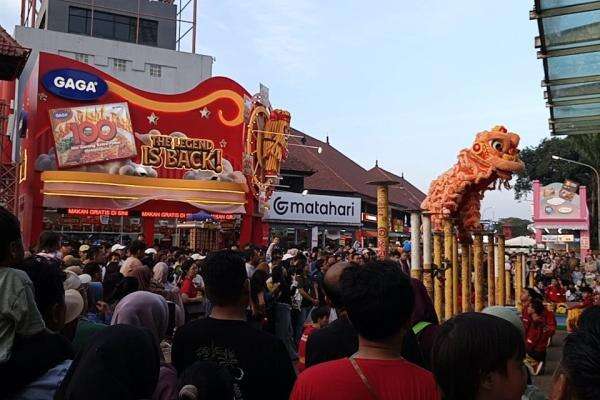 Barongsai PRJ 2026 Sedot Perhatian Pengunjung, Anak-Anak Antusias Beri Angpao Barongsai PRJ 2026 Sedot Perhatian Pengunjung, Anak-Anak Antusias Beri Angpao