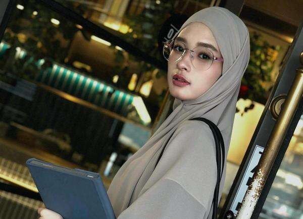 Inara Rusli Duga Ada Aktor Intelektual usai Eks Sopir Jadi Tersangka Kasus Akses Ilegal Inara Rusli Duga Ada Aktor Intelektual usai Eks Sopir Jadi Tersangka Kasus Akses Ilegal