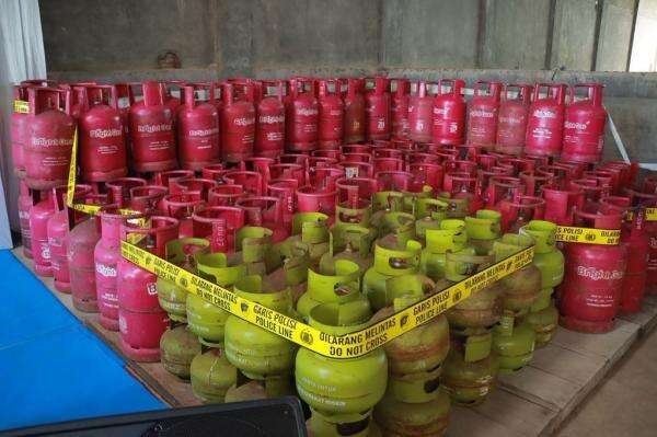 Polisi Tangkap Pengoplos Elpiji 3 Kg di Bandung, Raup Jutaan Rupiah per Hari Polisi Tangkap Pengoplos Elpiji 3 Kg di Bandung, Raup Jutaan Rupiah per Hari