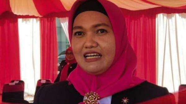 ASN Berteduh Tinggalkan Barisan Saat Upacara, Sekda Mamuju Tengah: Saya Akan Cek Siapa Saja ASN Berteduh Tinggalkan Barisan Saat Upacara, Sekda Mamuju Tengah: Saya Akan Cek Siapa Saja