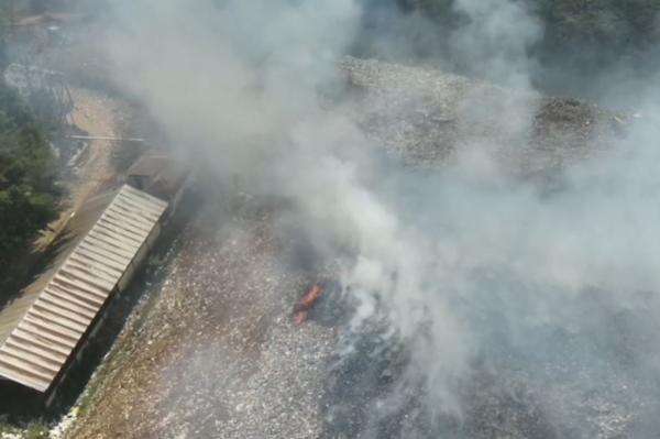 Hari ke-3 Kebakaran TPA Ciniru Kuningan, Petugas Berjibaku Padamkan Api di Tengah Asap Tebal Hari ke-3 Kebakaran TPA Ciniru Kuningan, Petugas Berjibaku Padamkan Api di Tengah Asap Tebal