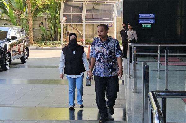 Bupati Sukoharjo Etik Suryani Tiba di KPK usai Kena OTT, Berjalan Sempoyongan Bupati Sukoharjo Etik Suryani Tiba di KPK usai Kena OTT, Berjalan Sempoyongan