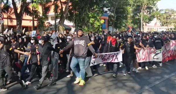 11 Orang Ditangkap saat Demo 2 Tahun Prabowo di Grahadi, Diduga Hendak Rusuh! 11 Orang Ditangkap saat Demo 2 Tahun Prabowo di Grahadi, Diduga Hendak Rusuh!