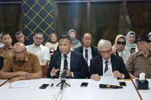 Sidang Dokter Tifa Disetop, Khozinudin Sindir Keaslian Ijazah Jokowi Jadi Tak Bisa Dibuktikan Sidang Dokter Tifa Disetop, Khozinudin Sindir Keaslian Ijazah Jokowi Jadi Tak Bisa Dibuktikan