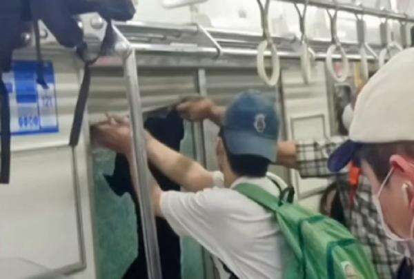 KRL Tanah Abang-Rangkasbitung Dilempari Batu, Penumpang Terluka KRL Tanah Abang-Rangkasbitung Dilempari Batu, Penumpang Terluka