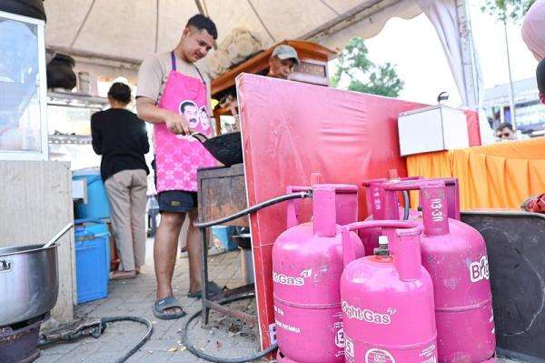 Pertamina Dukung Pelaku UMK di Jakarta Fair, Puluhan Pedagang Kuliner Terima Bright Gas Pertamina Dukung Pelaku UMK di Jakarta Fair, Puluhan Pedagang Kuliner Terima Bright Gas