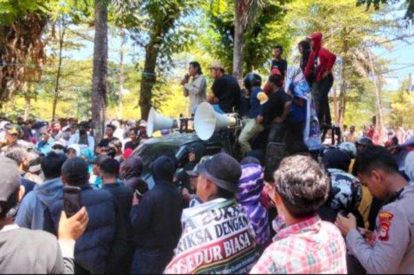 Bupati Gowa Sitti Husniah Didemo Ribuan Warga, Diminta Mundur dari Jabatan Bupati Gowa Sitti Husniah Didemo Ribuan Warga, Diminta Mundur dari Jabatan