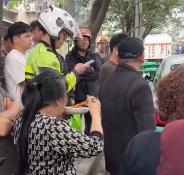 Viral! Ibu-Ibu Rela Makan Sambil Berdiri demi Enggak Ketinggalan Lihat Orang Berantem di Jalan Viral! Ibu-Ibu Rela Makan Sambil Berdiri demi Enggak Ketinggalan Lihat Orang Berantem di Jalan