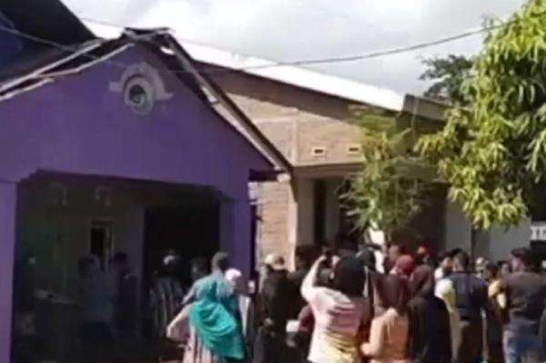 Kecewa Hasil Sidang, Massa Rusak Rumah Terdakwa Kasus Penganiayaan di Takalar Kecewa Hasil Sidang, Massa Rusak Rumah Terdakwa Kasus Penganiayaan di Takalar