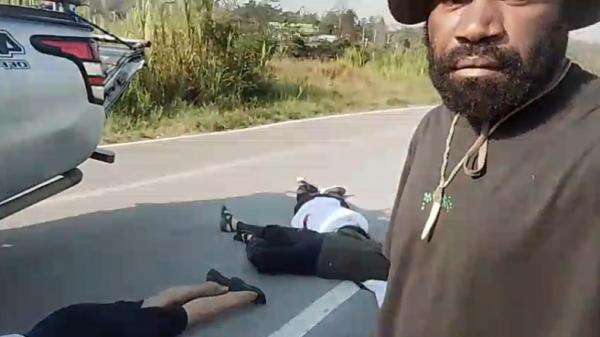 Rombongan Penyalur Bantuan Pangan Ditembak di Jayawijaya, 3 Orang Tergeletak di Jalan Rombongan Penyalur Bantuan Pangan Ditembak di Jayawijaya, 3 Orang Tergeletak di Jalan