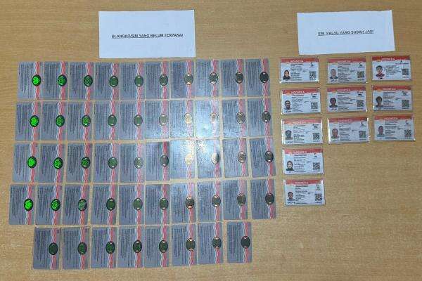 Polres Siak Bongkar Jaringan Pemalsuan SIM, 8 Orang Ditangkap Polres Siak Bongkar Jaringan Pemalsuan SIM, 8 Orang Ditangkap