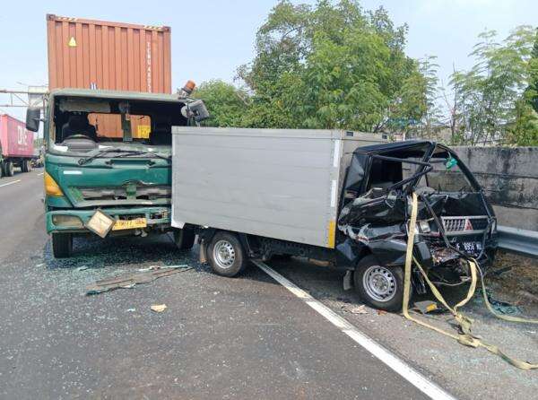 Kronologi Kecelakaan Beruntun 6 Mobil di Tol Bintara Arah Cakung, 1 Tewas dan 2 Luka-Luka Kronologi Kecelakaan Beruntun 6 Mobil di Tol Bintara Arah Cakung, 1 Tewas dan 2 Luka-Luka