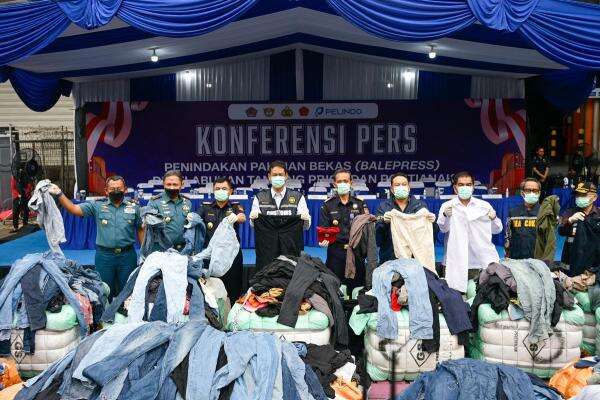 Purbaya Bongkar Penyelundupan Pakaian Bekas Ilegal Rp53,9 Miliar Purbaya Bongkar Penyelundupan Pakaian Bekas Ilegal Rp53,9 Miliar