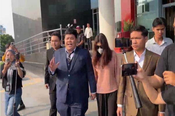 4 Jam Diperiksa Psikolog LPSK, Korban Dugaan TPKS Betrand Peto Masih Dihantui Ketakutan 4 Jam Diperiksa Psikolog LPSK, Korban Dugaan TPKS Betrand Peto Masih Dihantui Ketakutan