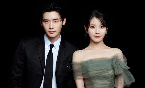 IU dan Lee Jong Suk Resmi Putus setelah 4 Tahun Pacaran IU dan Lee Jong Suk Resmi Putus setelah 4 Tahun Pacaran