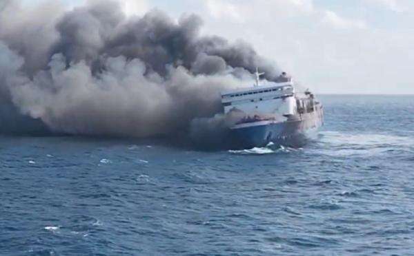 KM Mutiara Santosa Terbakar di Perairan Sumenep, 40 Penumpang Masih Terjebak KM Mutiara Santosa Terbakar di Perairan Sumenep, 40 Penumpang Masih Terjebak