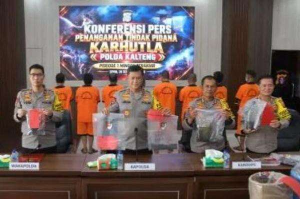 Polda Kalteng Tangkap 8 Tersangka Karhutla Termasuk PNS, 12 Korporasi Ikut Diselidiki Polda Kalteng Tangkap 8 Tersangka Karhutla Termasuk PNS, 12 Korporasi Ikut Diselidiki