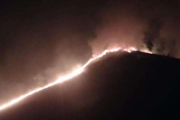 Bromo Terbakar Lagi, Api Mengarah ke Bukit Teletubbies usai Diterpa Angin Kencang Bromo Terbakar Lagi, Api Mengarah ke Bukit Teletubbies usai Diterpa Angin Kencang