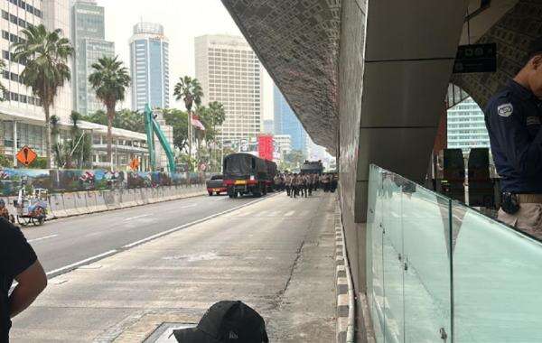 Massa Demo 28 Oktober Padati Bundaran HI, Polisi Alihkan Arus Lalu Lintas Massa Demo 28 Oktober Padati Bundaran HI, Polisi Alihkan Arus Lalu Lintas