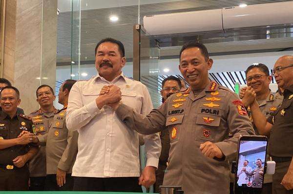 Kapolri Bertemu Jaksa Agung: Polri dan Kejaksaan Tak Pernah Ada Masalah Kapolri Bertemu Jaksa Agung: Polri dan Kejaksaan Tak Pernah Ada Masalah