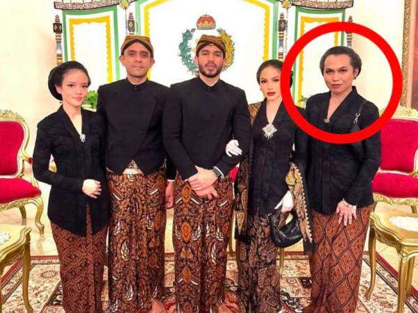 Viral Pria Berkebaya di Kirab Malam 1 Suro Mangkunegaran, Netizen Murka! Viral Pria Berkebaya di Kirab Malam 1 Suro Mangkunegaran, Netizen Murka!
