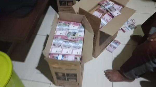 Polres Lumajang Ungkap Penipuan Modus Penggandaan Uang, Korban Kehilangan Rp1 Miliar Polres Lumajang Ungkap Penipuan Modus Penggandaan Uang, Korban Kehilangan Rp1 Miliar