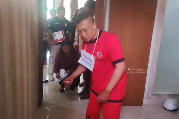 Rekonstruksi Penyiksaan YTR, Taufik Hidayat Peragakan 21 Adegan Aniaya Korban Rekonstruksi Penyiksaan YTR, Taufik Hidayat Peragakan 21 Adegan Aniaya Korban