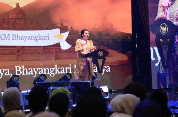 Ketum Seruni Kabinet Merah Putih Selvi Gibran Buka Bazar Kreasi Bhayangkari Nusantara 2026, Dorong UMKM Naik Kelas Ketum Seruni Kabinet Merah Putih Selvi Gibran Buka Bazar Kreasi Bhayangkari Nusantara 2026, Dorong UMKM Naik Kelas